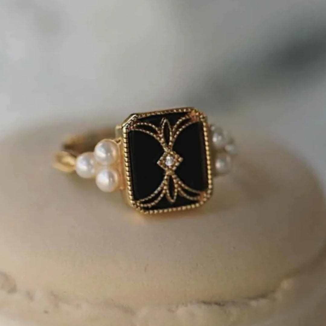 Vintage Gold Ring with Black Pearl