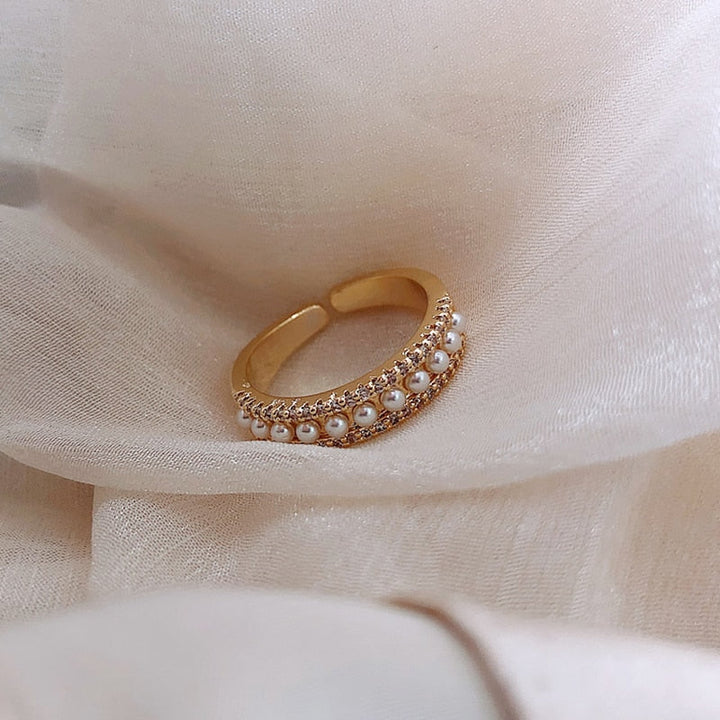 Elegant Gold and Pearl Luxury Ring