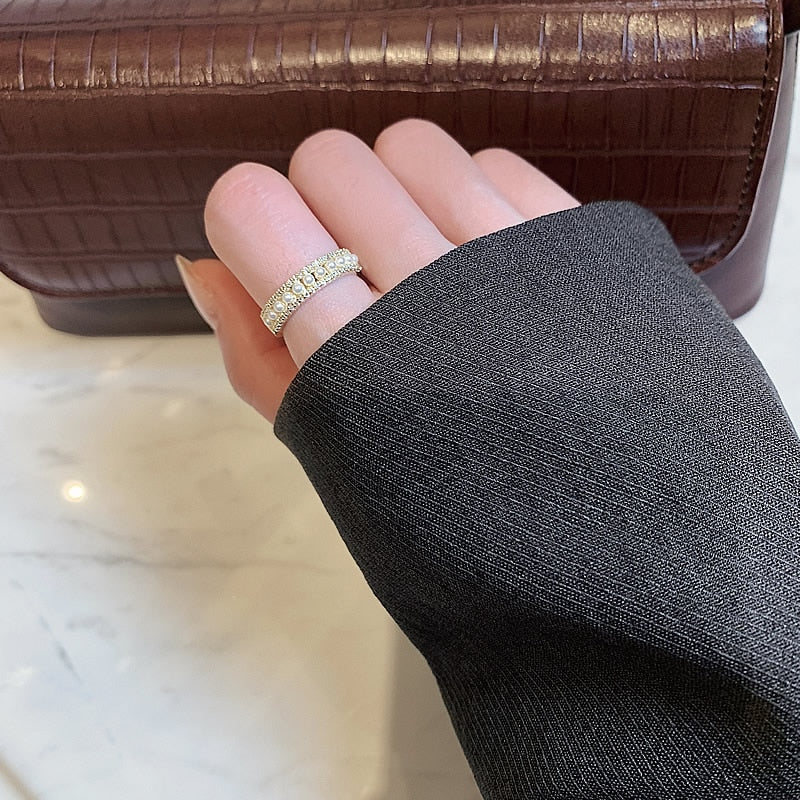 Elegant Gold and Pearl Luxury Ring