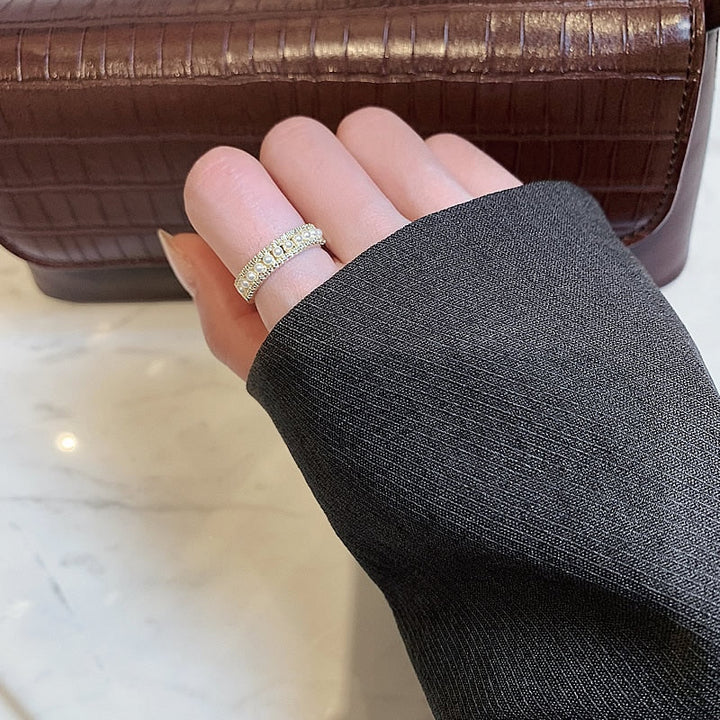 Elegant Gold and Pearl Luxury Ring