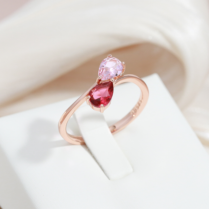 Elegant Gold Ring with Red Crystal