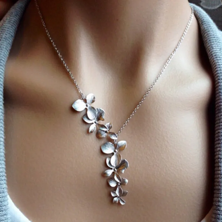 Silver Vintage Floral Collar
