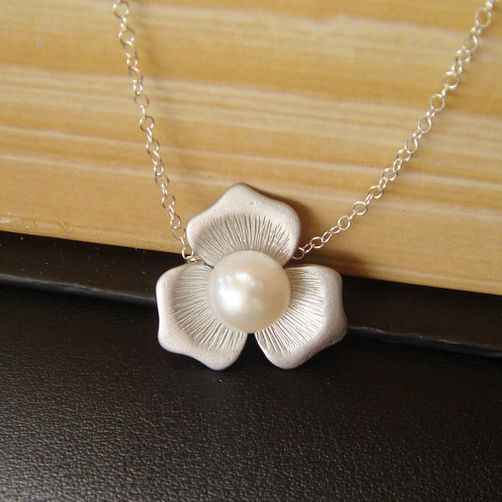 Chic White Pearl Flower Necklace