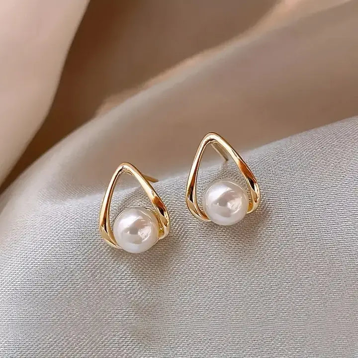 Elegant Hollow Triangular Pearl Earrings