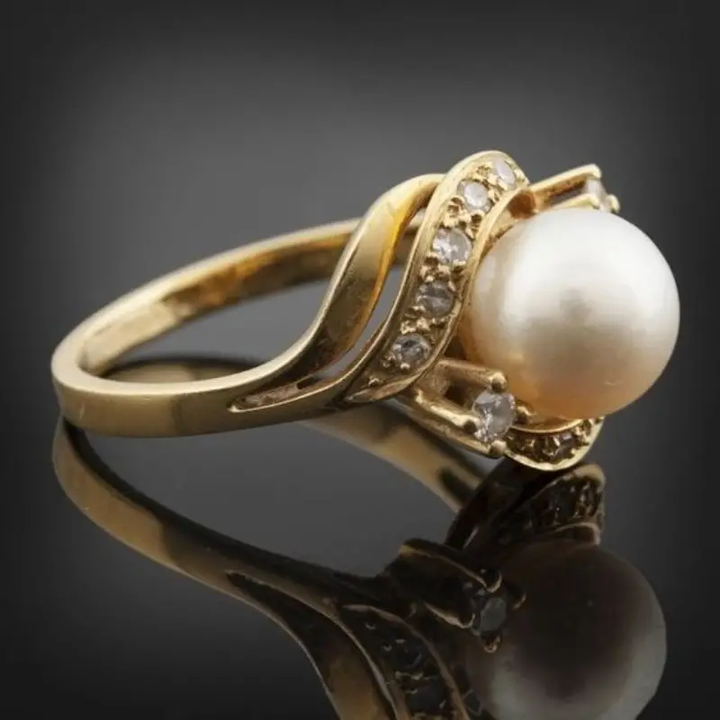 Elegant Pearl and Gold Ring