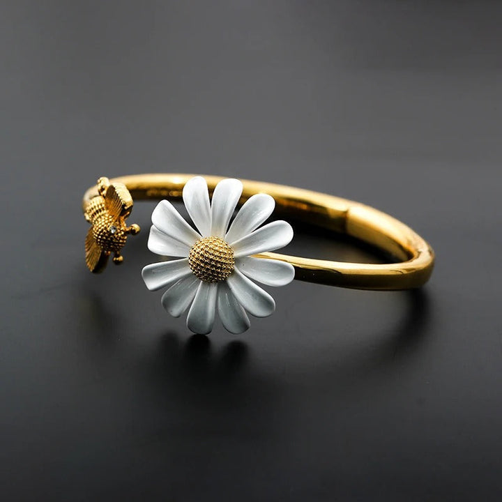 Vintage Gold Daisy & Bee Bracelet" can be rewritten as "Charming Vintage Gold Daisy & Bee Bracelet.